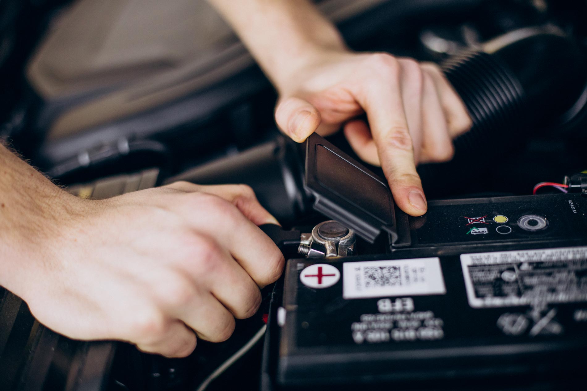 Apprenez quand et comment vérifier et entretenir la batterie thermique de votre voiture avec Éco Pièces Auto ?